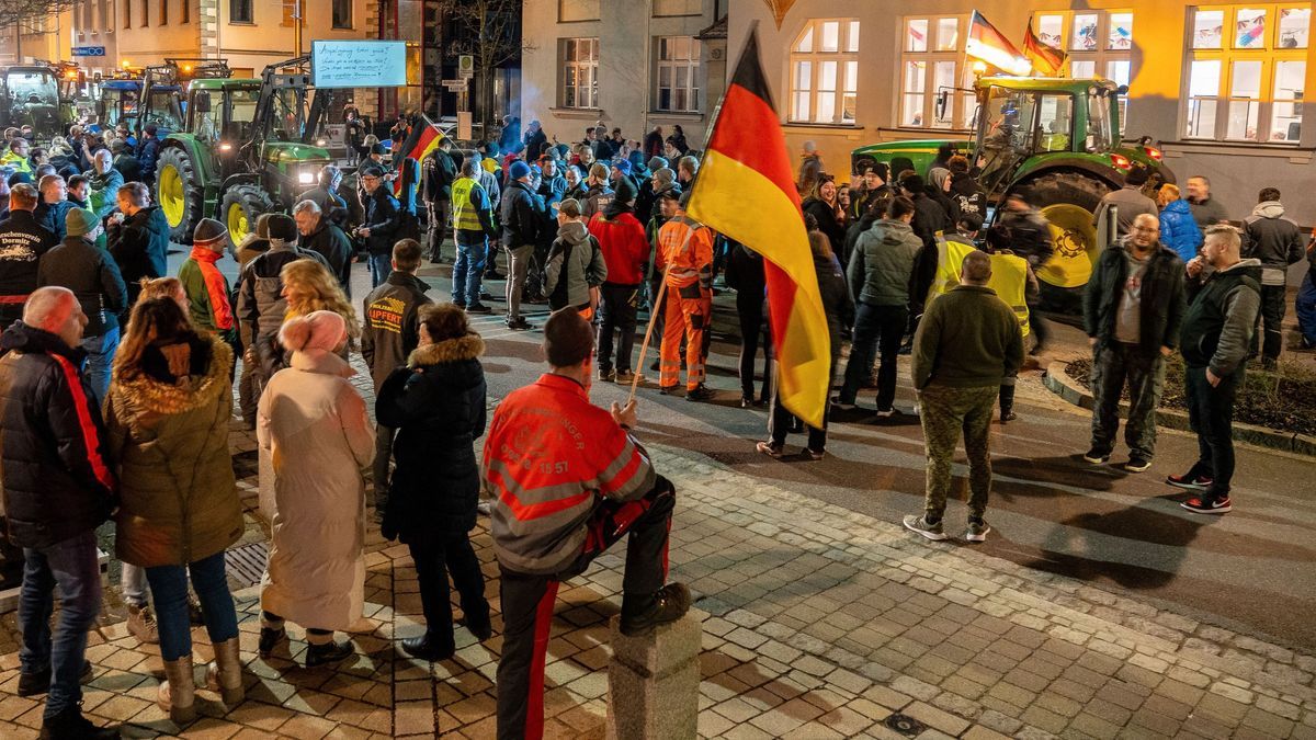 Demonstranten mit Traktoren haben eine Parteiversammlung der Grünen im bayerischen Hirschaid massiv gestört.