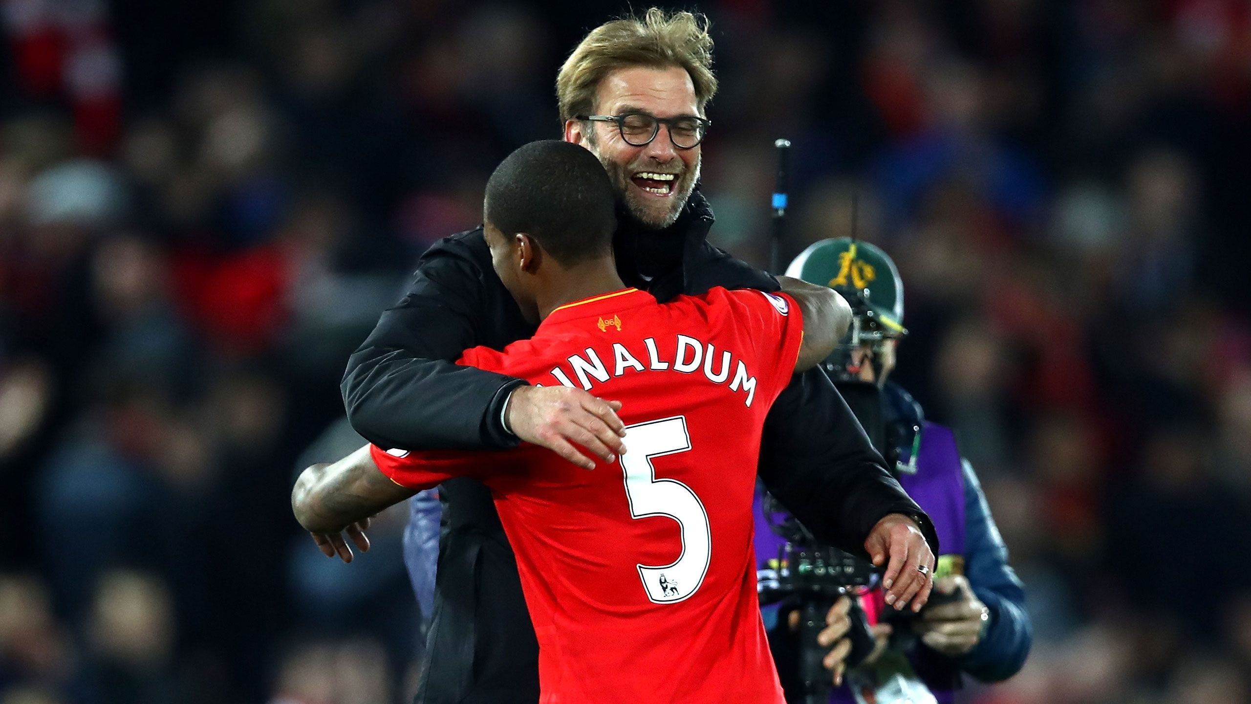 <strong>Premiere auf der Insel</strong><br>
                Am 31. Dezember 2016 kommt es erstmals zum direkten Duell der Trainer in der Premier League. Klopp gelingt mit seinem FC Liverpool ein knapper 1:0-Erfolg, der goldene Treffer geht auf das Konto des Niederländers Georginio Wijnaldum.
