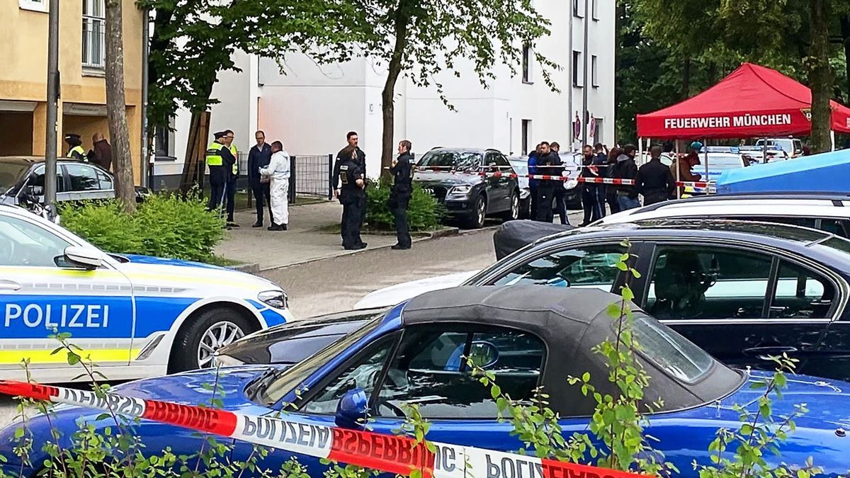 3. Juni 2024, München: Einsatzkräfte der Polizei stehen vor einem Mehrfamilienhaus im Stadtteil Milbertshofen. 
