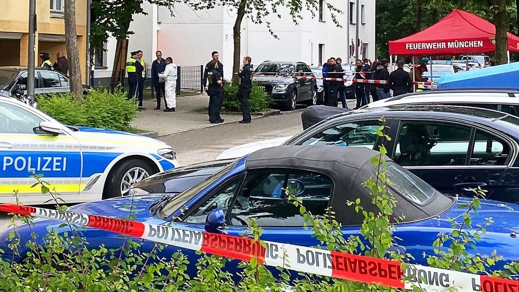 3. Juni 2024, München: Einsatzkräfte der Polizei stehen vor einem Mehrfamilienhaus im Stadtteil Milbertshofen. 