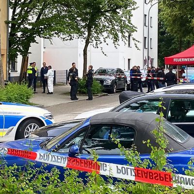 3. Juni 2024, München: Einsatzkräfte der Polizei stehen vor einem Mehrfamilienhaus im Stadtteil Milbertshofen. 