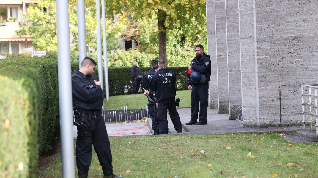 Vermummte haben versucht, die Freie Universität Berlin zu besetzen. Nach dem Eintreffen von Polizeikräften flüchteten allerdings die Beteiligten.