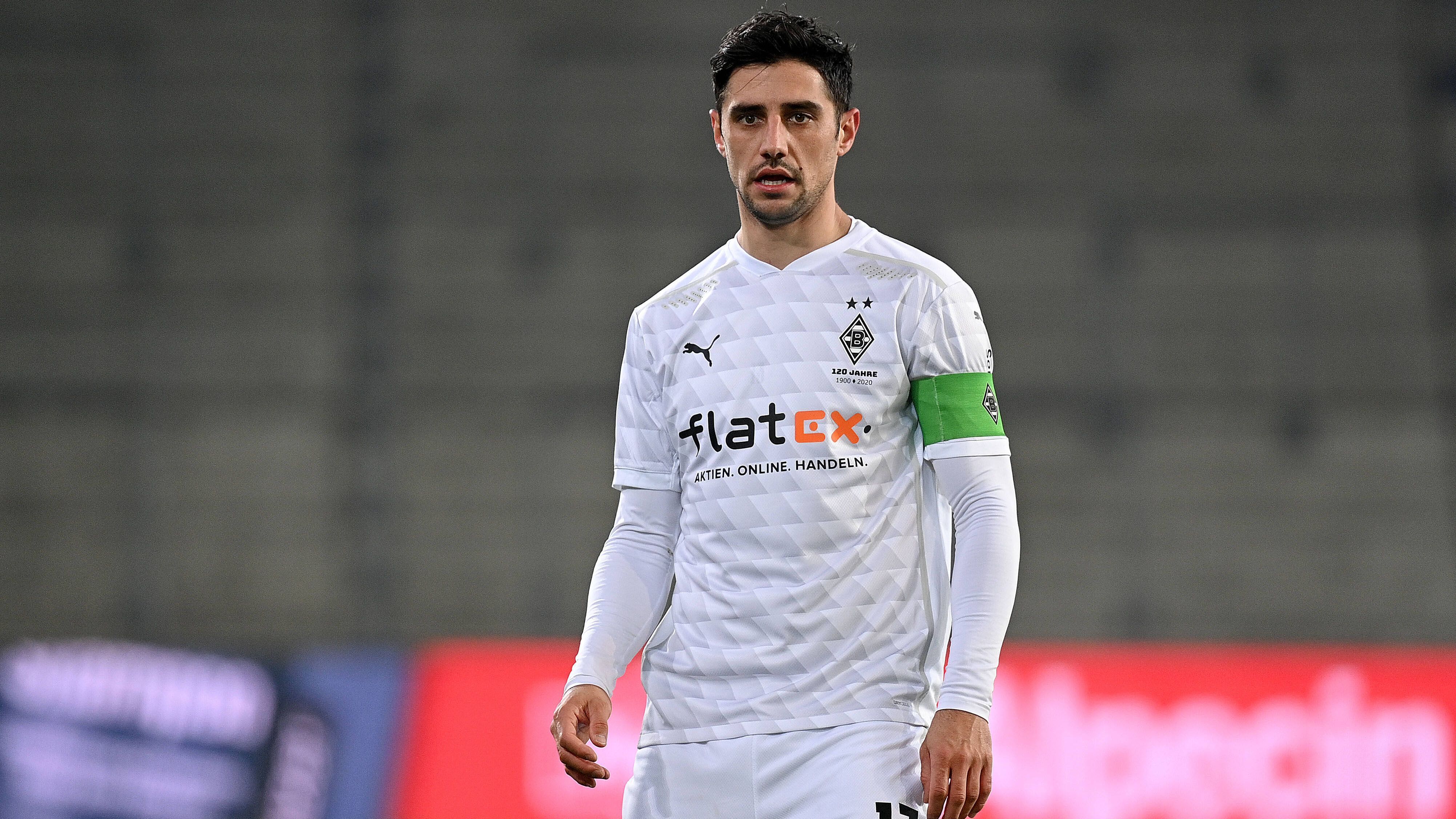 
                <strong>Mittelfeld: Lars Stindl (Borussia Mönchengladbach)</strong><br>
                Der Kapitän der Borussia hat sich ohne Zweifel zu einem Führungsspieler entwickelt und ist maßgeblich am erfolgreichen Gladbacher Jahr 2020 beteiligt. Dass er aber den Vorzug vor Thomas Müller oder Kingsley Coman bekommt, überrascht.
              