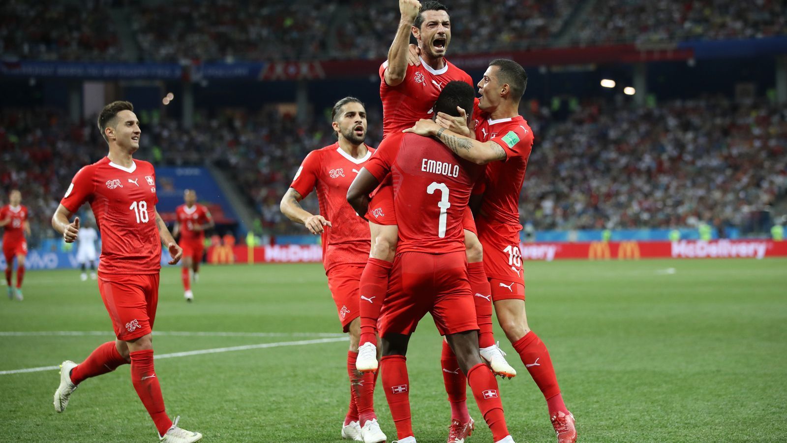 
                <strong>2. Gruppe E: Schweiz</strong><br>
                Ungeschlagen in die K.o.-Phase. Die Schweiz zieht durch das Remis gegen Costa Rica und der Niederlage Serbiens gegen Brasilien ins Achtelfinale ein. Statt des erwarteten Duells mit Weltmeister Deutschland wartet in der Runde der letzten 16 Schweden.
              