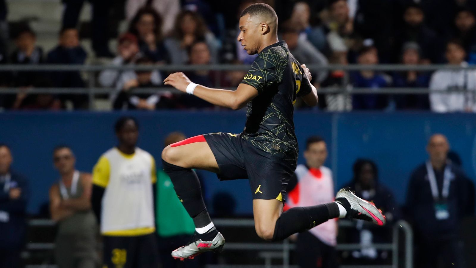 
                <strong>Kylian Mbappe (Paris Saint-Germain)</strong><br>
                Seit Jahren kommen immer wieder Gerüchte auf, dass Kylian Mbappe zu Real Madrid wechseln könnte. Auch zuletzt wieder. Dabei hat der französische Superstar erst im Mai 2022 seinen Vertrag bei PSG zu fürstlichen Bezügen verlängert. Real bleibt aber Mbappes Traumverein und irgendwann wird er ziemlich sicher in der spanischen Hauptstadt spielen. Aber noch nicht in diesem Sommer. Denn PSG will Mbappe mit der Verpflichtung von Bernado Silva von Manchester City einen Wunsch erfüllen, um künftig erfolgreicher zu sein. Und Real muss vermutlich erstmal eine dreistellige Ablösesumme für Bellingham bezahlen. Wechselwahrscheinlichkeit: sehr gering
              