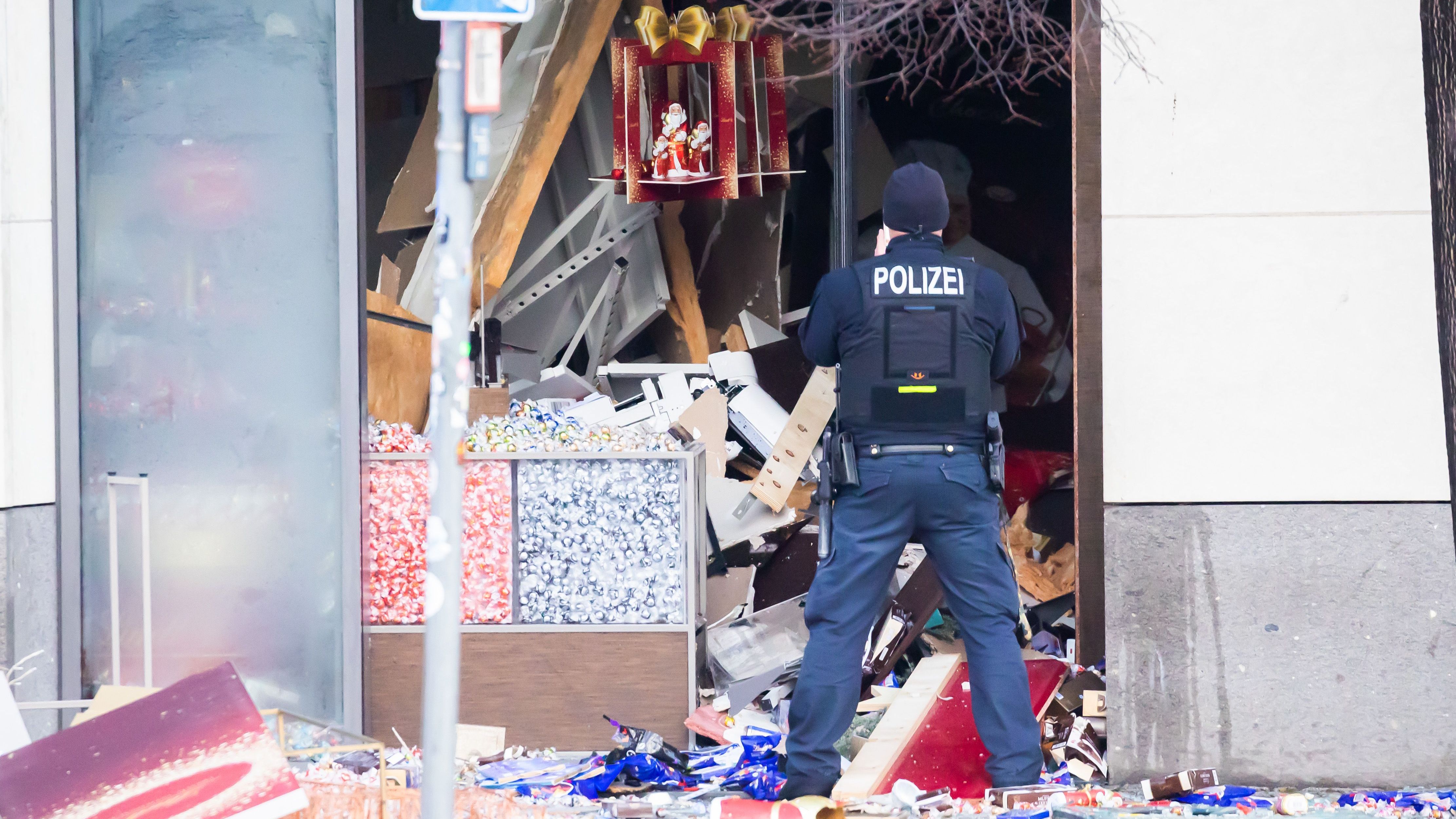 Polizei ist vor Ort, auch Geschäfte wurden beschädigt.