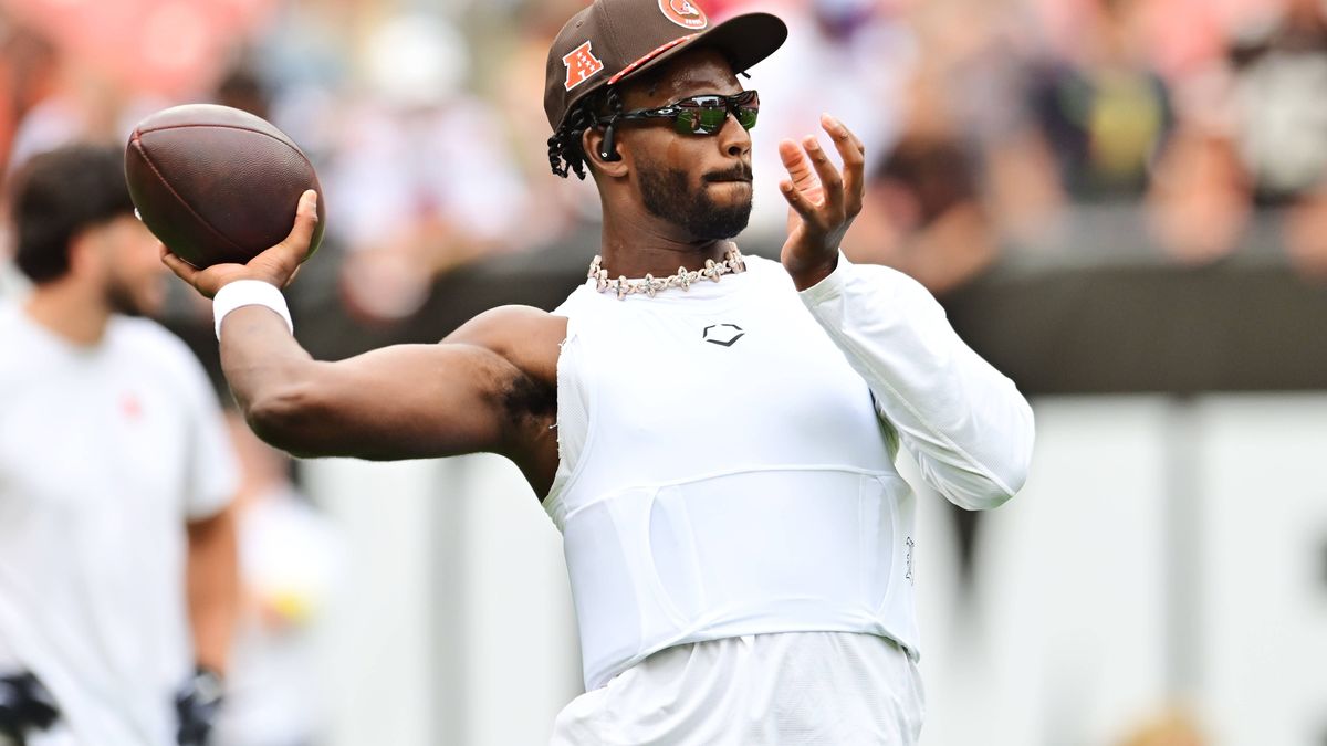 NFL, American Football Herren, USA Los Angeles Rams at Cleveland Browns Aug 23, 2025; Cleveland, Ohio, USA; Cleveland Browns quarterback Shedeur Sanders (12) warms up before the game between the Br...