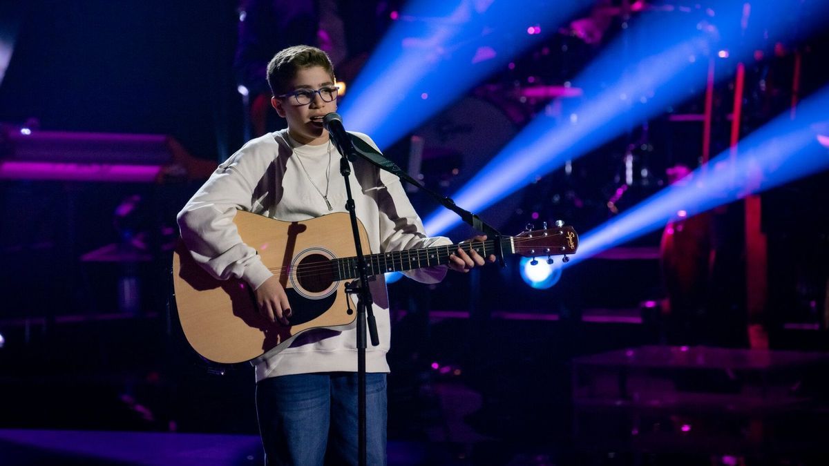 Talent Yuval singt bei "The Voice Kids" 2024 ein hebräisches Lied.