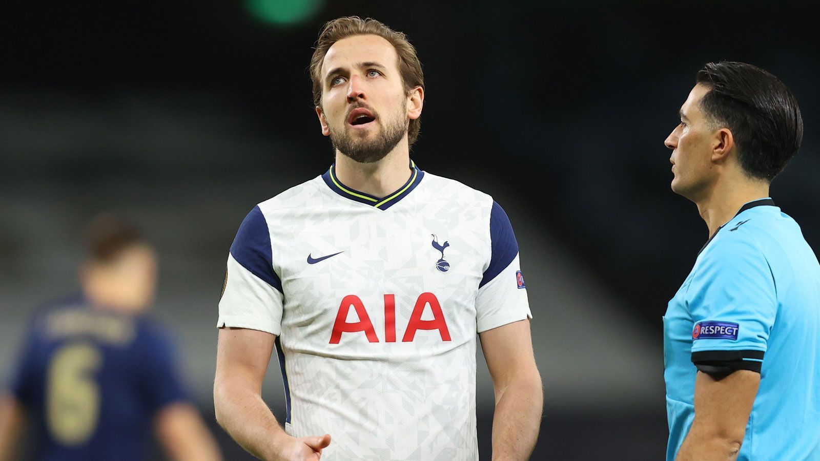 
                <strong>Harry Kane (Tottenham Hotspur)</strong><br>
                Vertrag endet: 2024Bei Harry Kane gehört es längst zum guten Ton, dass in jeder Transferperiode über seinen Abgang von Tottenham Hotspur gerätselt wird. Doch bislang hat der Knipser allen Versuchungen widerstanden. Doch selbst der langfristige Vertrag beendet die Spekulationen keinesfalls. In dieser Saison hieß es, Manchester United werfe seinen Hut in den Ring, auch Stadtrivale City wurde genannt. Und Paris St. Germain. Selbstredend. Den neuen Trainer der Franzosen, Pochettino, kennt Kane ja bereits aus gemeinsamen Zeiten in Nordlondon. Außerdem umschwirrt auch der Name Real Madrid die "Spurs" seit Jahren, wenn es um Kanes Zukunft geht. Tottenham hat sich offenbar schon in Stellung gebracht: Der aufgerufene Preis soll laut "Daily Mail" umgerechnet 175 Millionen Euro betragen.
              