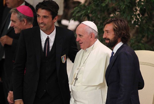 
                <strong>Große Ehre </strong><br>
                Zahlreiche internationale Fußball-Stars wie Gianluigi Buffon (li.) und Andrea Pirlo (re.) sind in Rom zu einem interreligiösen "Spiel für den Frieden" angetreten. Vor dem Anpfiff lud Papst Franziskus die Legenden in den Vatikan ein. 
              