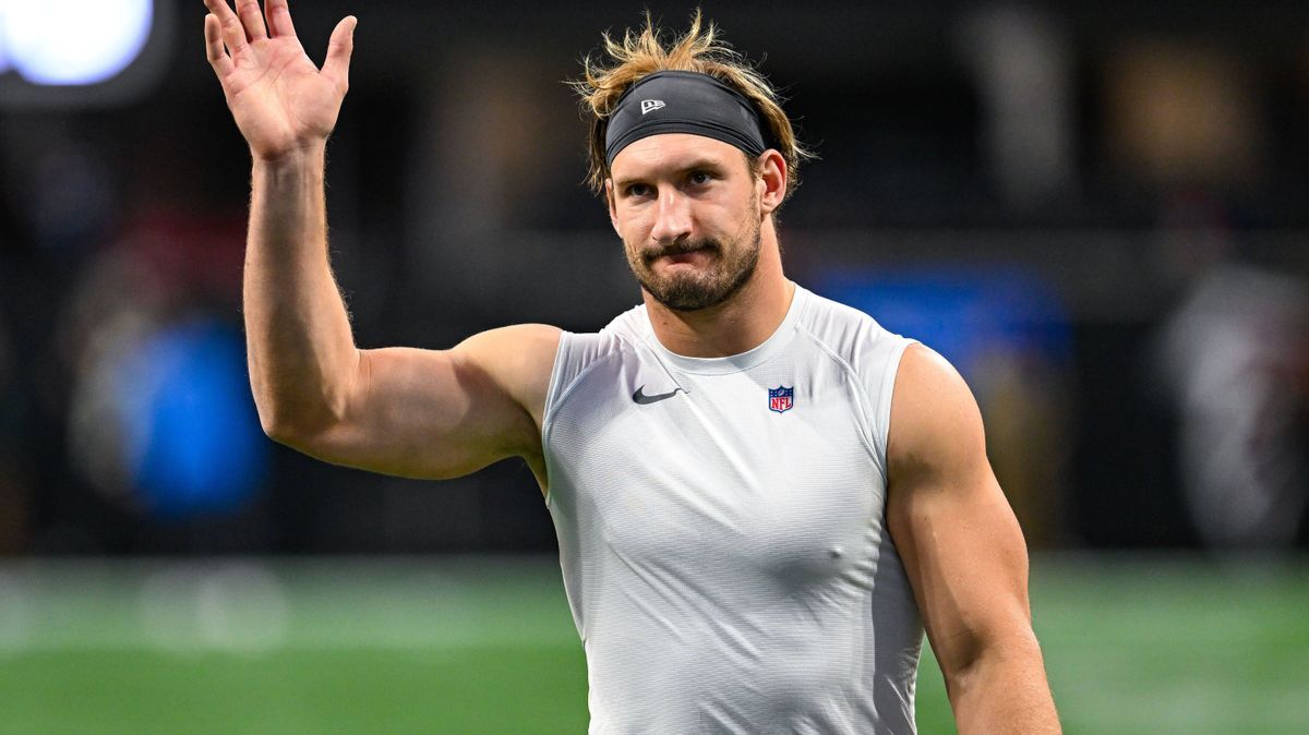 ATLANTA, GA Ð DECEMBER 01: Los Angeles linebacker Joey Bosa (97) acknowledges the fans prior to the start of the NFL, American Football Herren, USA game between the Los Angeles Chargers and the Atl...