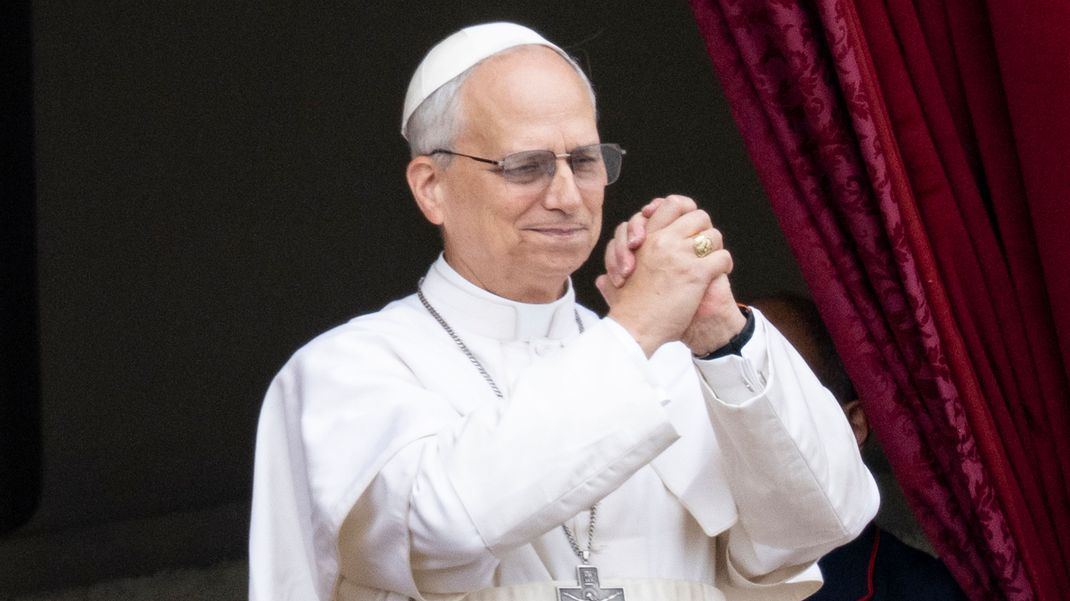 Papst Leo XIV. steht auf dem Mittelbalkon des Petersdoms bei seinem ersten Sonntagssegen. 