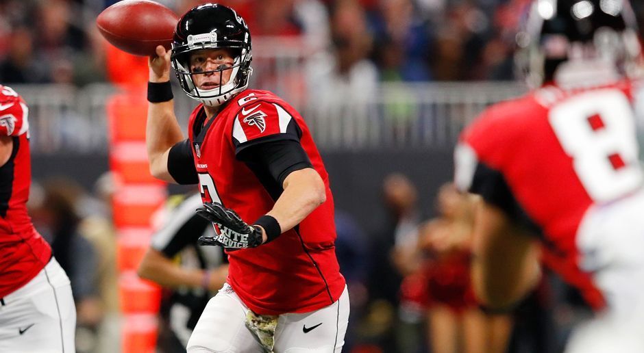 
                <strong>Matt Ryan (Atlanta Falcons)</strong><br>
                Matt Ryan von den Atlanta Falcons hat so schnell wie kein anderer einen Meilenstein erreicht. Der Quarterback knackte im Spiel gegen die Dallas Cowboys die Marke von 40.000 Karriere-Yards in Spielen der Regular Season - bereits in seinem 151. Spiel. Das schaffte kein anderer Signal Caller so schnell. Ryan ist der 19. Quarterback überhaupt im Klub der 40.000er. 
              