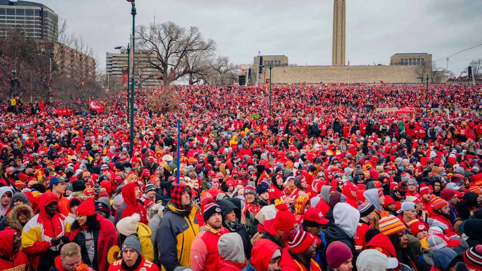 
                <strong>Das sind die Corona-Regeln für die Fans beim Super Bowl LV</strong><br>
                Noch Anfang 2020 feierten die Fans der Kansas City Chiefs den Sieg im Super Bowl LIV mit einer ausgedehnten Siegerparade. Tausende Fans jubelten Patrick Mahomes und Co. zu. Aber aufgrund der Corona-Pandemie würde eine eventuelle Siegerparade in diesem Jahr definitiv anders ausfallen. Bereits beim Super Bowl LV in Tampa zwischen den Chiefs und den Tampa Bay Buccaneers (Sonntag, ab 20.15 Uhr die Countdown-Show live auf ProSieben MAXX und ran.de und ab 22.40 Uhr der Super Bowl live auf ProSieben und ran.de) gibt es strenge Regeln. 
              