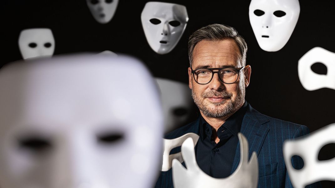 Matthias Opdenhövel bleibt "The Masked Singer" in der 9. Staffel als Moderator treu. Alle aktuellen Geschehnisse zu Deutschlands größtem TV-Rätsel findest du im Newsblog.