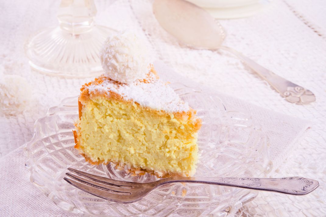 Unverschämt lecker: Kokosmehl und Kokosflocken machen aus einem gewöhnlichen Rührkuchen eine tropisch-saftige Versuchung. 