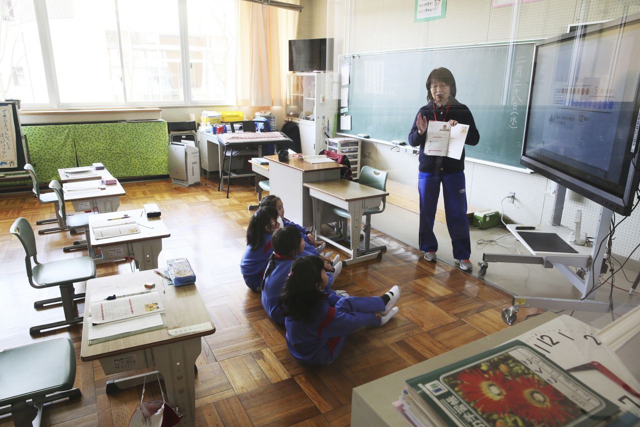 In der Stadt Minamisoma öffneten 6 Jahre nach der Atomkatastrophe einige Schulen wieder. Nur vier Schüler starteten die erste Klasse in der Grundschule. Die Schülerzahlen sind gering. Viele Familien kehrten nach der Katastrophe nicht in die Stadt zurück.