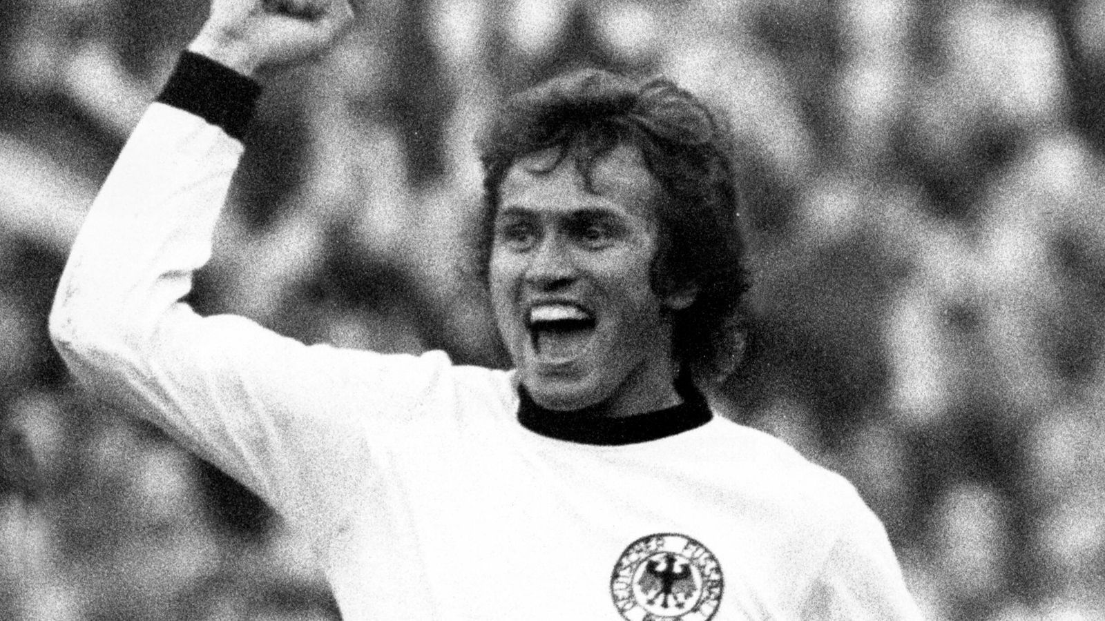 
                <strong>Welt- und Europameister</strong><br>
                In der Nationalmannschaft spielte er für seine Verhältnisse eine eher kleinere Rolle, absolvierte zwischen 1967 und 1976 "nur" 39 Länderspiele und schoss 14 Tore. 1972 wurde er mit der DFB-Elf Europameister, 1974 Weltmeister. Bei dem Turnier im eigenen Land spielte er aber nur zweimal.
              