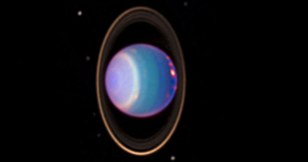 Irgendwas stimmte nicht mit der Umlaufbahn von Uranus (hier in Hubble-Bild mit seinen Ringen). Daher vermuteten die Astronom:innen einen weiteren Planeten - Neptun.