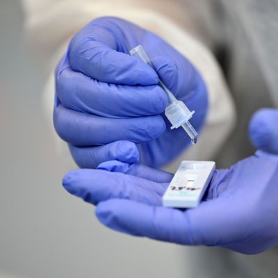 Die Zahl der Corona-Infektionen steigt in Deutschland aktuell leicht an.