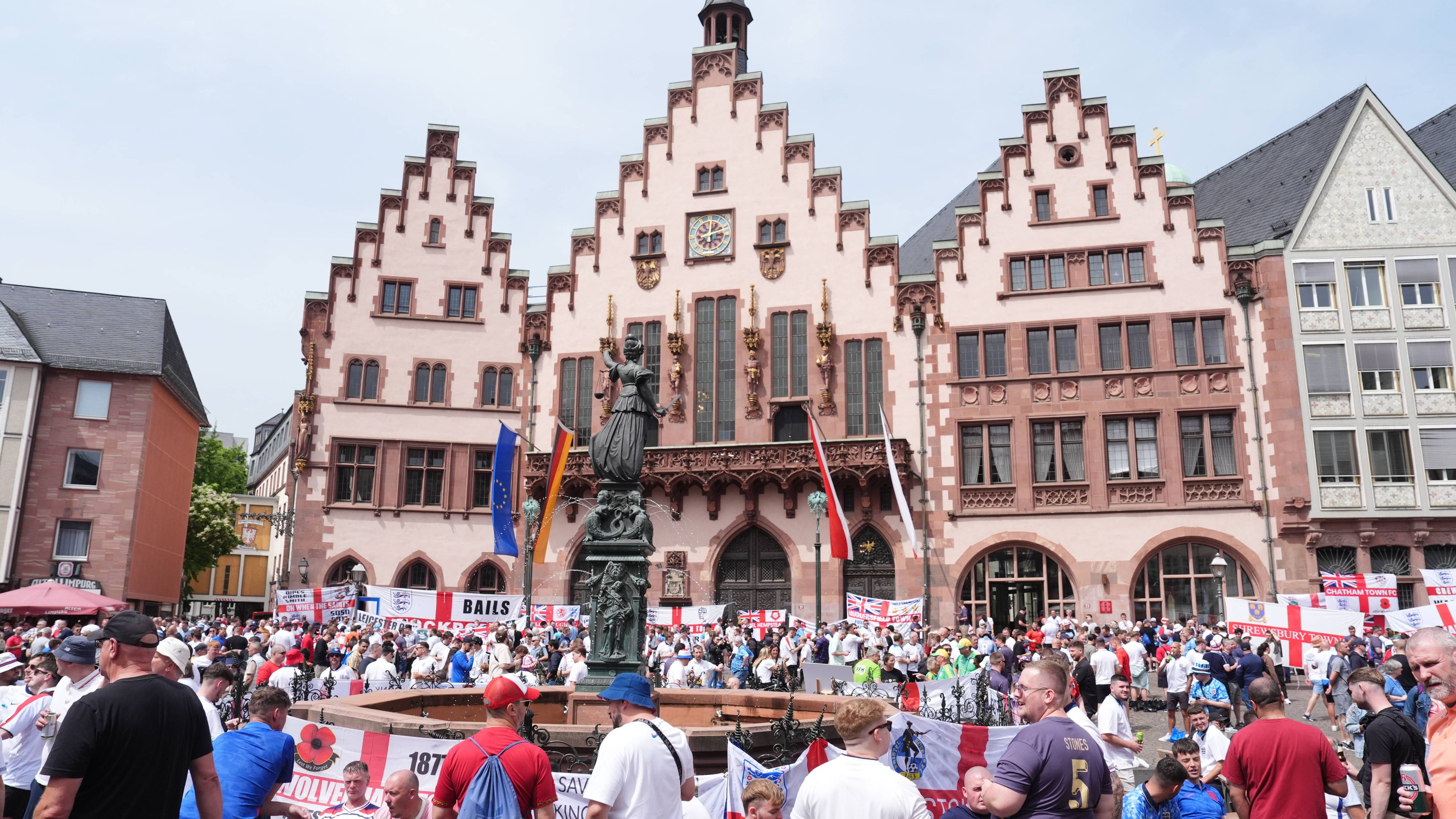 <strong>Engländer besetzen Frankfurts Innenstadt</strong><br>Währenddessen machen es sich die Engländer in Frankfurt gemütlich und stimmen sich auf das Spiel ihrer Mannschaft ein.&nbsp;