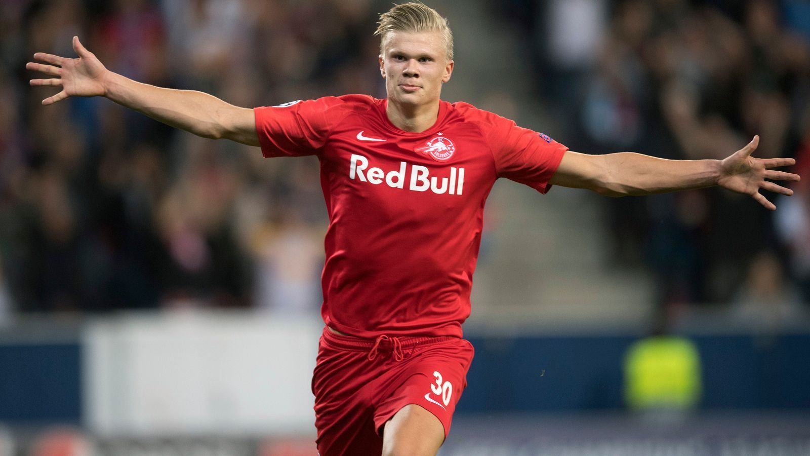 
                <strong>Gewinner: Erling Haaland</strong><br>
                Wer kannte den norwegischen Stürmer Erling Haaland Anfang 2019? Wohl nur die allergrößten Fußball-Experten! Zu diesem Zeitpunkt war der heutige Shootingstar und möglicherweise baldige Dortmunder nämlich gerade erst vom norwegischen Molde zu Red Bull Salzburg gewechselt. Und bis zum Sommer 2019 blieb der 1,94-Meter-Hüne dort auch eher im Hintergrund, weil er unter dem damaligen Salzburg-Coach Marco Rose recht wenige Einsätze bekam. Als Rose dann nach Gladbach ging, startete Haaland durch und wurde zwischenzeitlich zum besten Torjäger in der Champions League. Daraufhin wurde der 19-Jährige mit so gut wie jedem europäischen Topklub in Verbindung gebracht - ein kometenhafter Aufstieg eines Toptalents innerhalb weniger Monate!
              