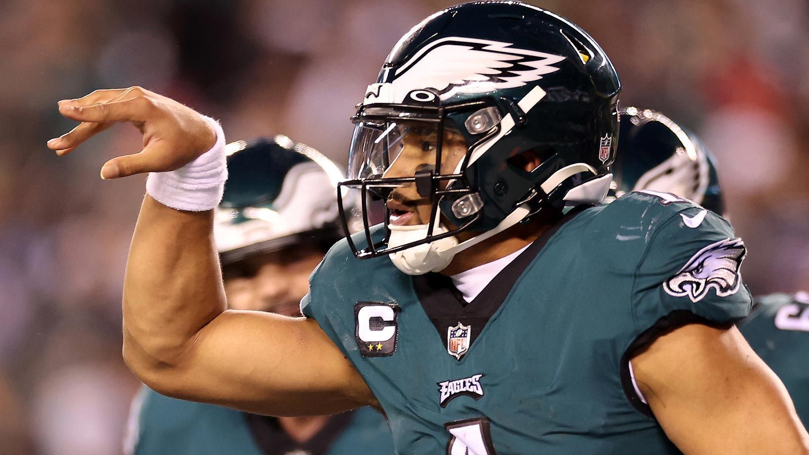 <strong>Philadelphia Eagles</strong><br>
                • Starter: Jalen Hurts (im Bild)<br>• Backups: Tanner McKee, Kyle McCord (Rookie), Dorian Thompson-Robinson