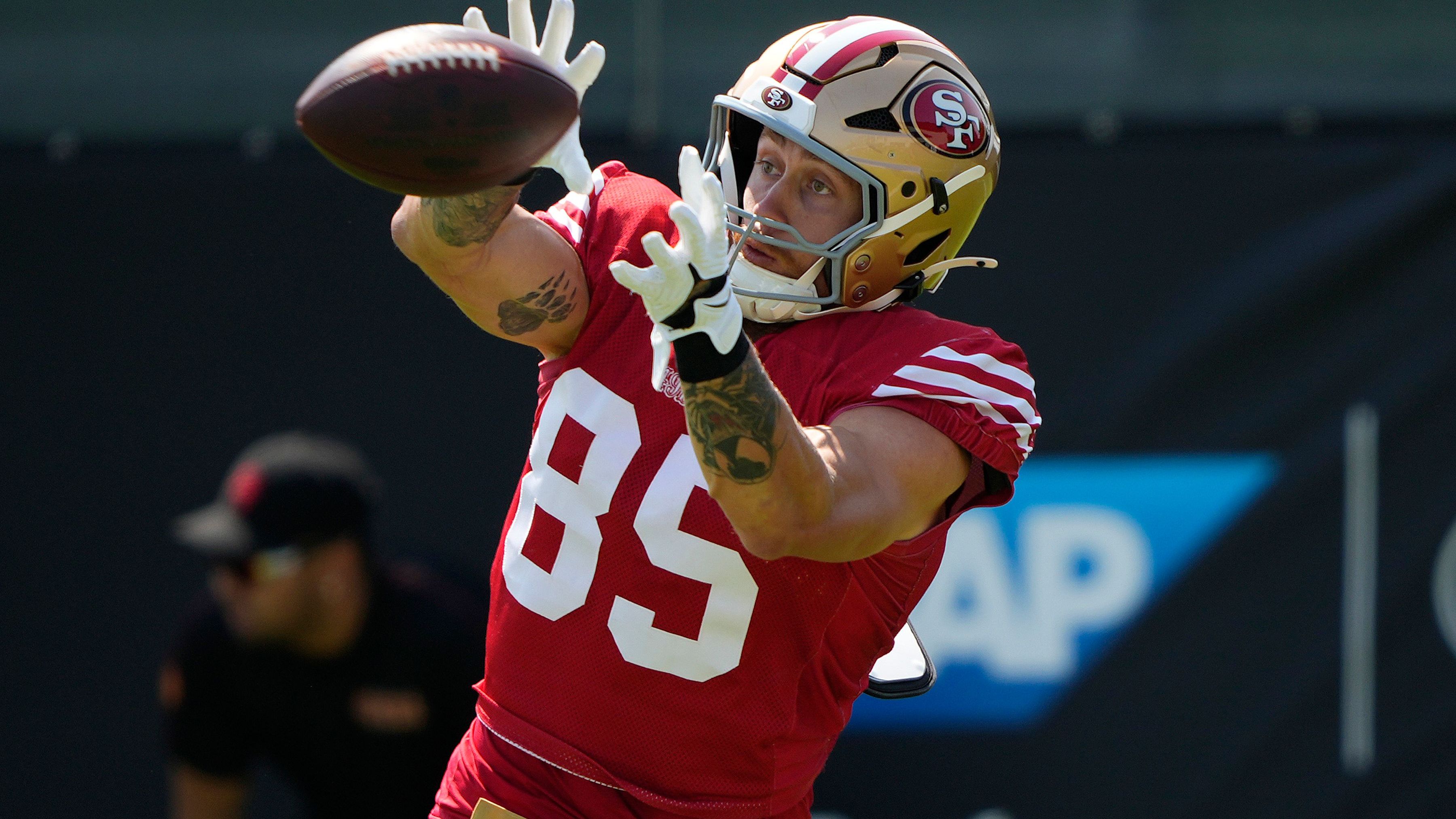 <strong>George Kittle (San Francisco 49ers)</strong><br>Auch George Kittle soll spielbereit sein. Der Tight End laborierte zuletzt an einer Fußverletzung. Wie interne Quellen gegenüber NFL-Insider Ian Rapoport bestätigten, rechnen die 49ers nun mit seiner Rückkehr. Somit erhält Quarterback Brock Purdy gleich zwei wichtige Anspielstationen zurück.