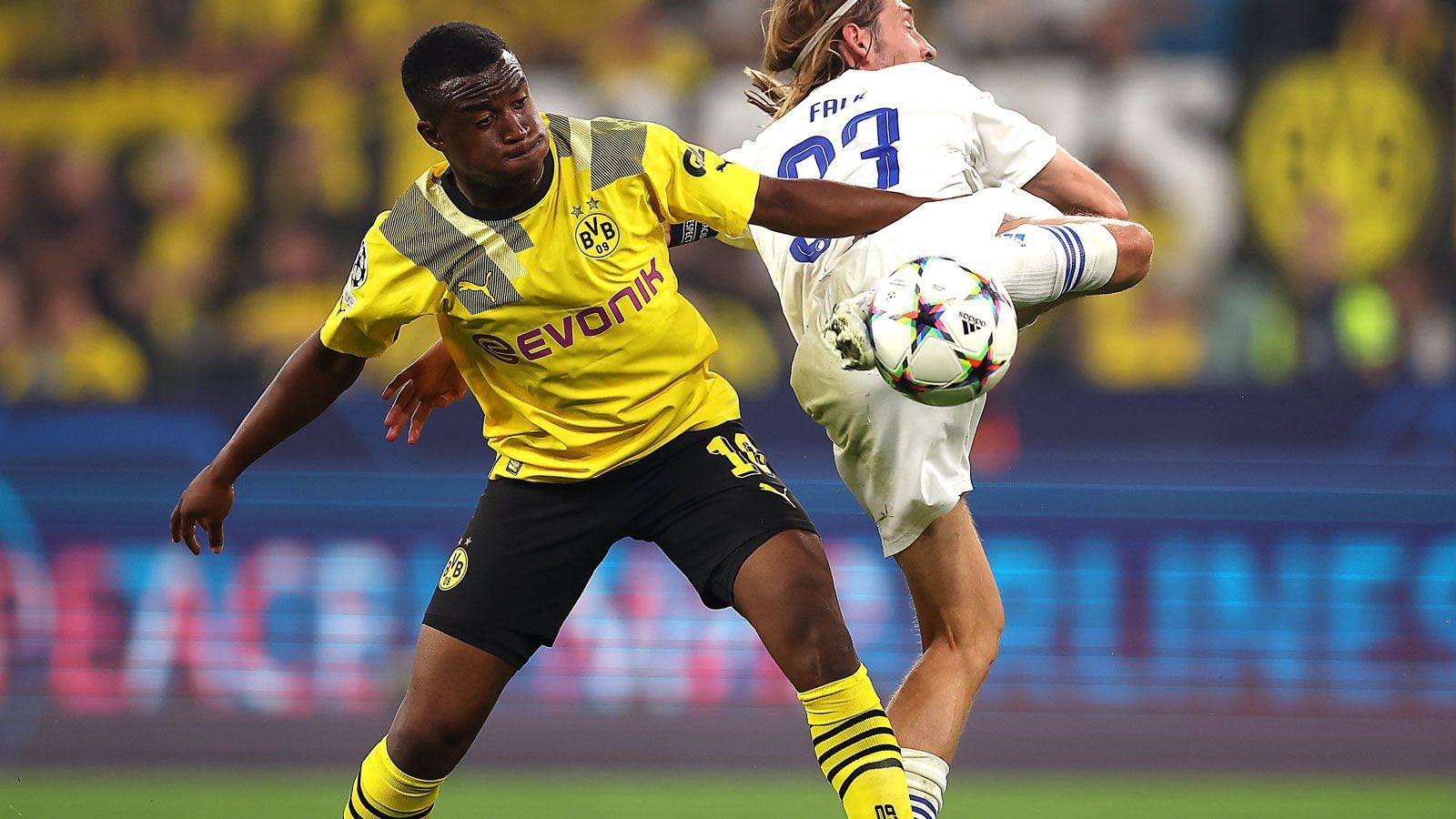 
                <strong>Youssoufa Moukoko</strong><br>
                Wird in der 66. Minute eingewechselt. Für ihn eine Phase, in der er bei den Kontern seine Schnelligkeit ausspielen kann. Hat auch einige gute Szenen, ein Tor bleibt ihm aber verwehrt. ran-Note: 3
              