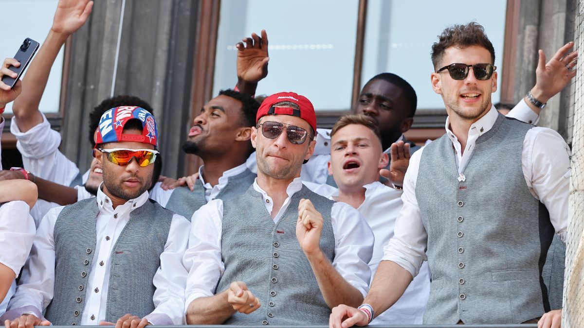 
                <strong>Feiern hinter der Sonnebrille</strong><br>
                Die Bayern heizen von oben die Fans auf dem Marienplatz ein.
              