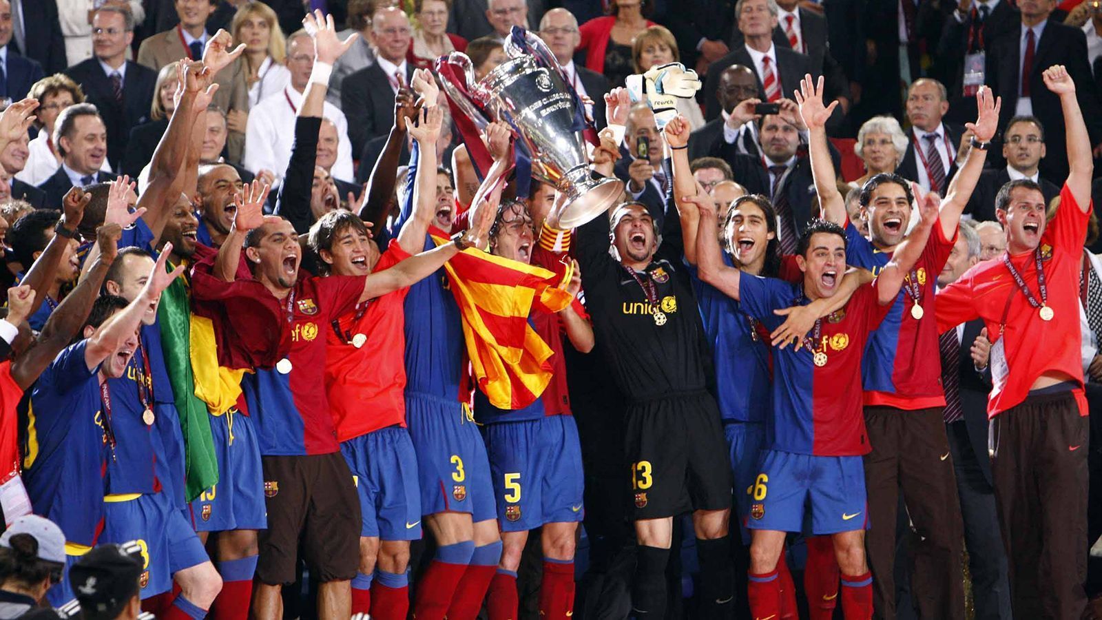 
                <strong>FC Barcelona (2008/09)</strong><br>
                Es dauerte zehn Jahre, bis wieder ein Team alle drei großen Titel in einer Saison holt. Und es ist das erste Triple für den FC Barcelona. In der spanischen Liga dominiert Barca den großen Rivalen Real Madrid und schießt insgesamt 105 Tore. Im Finale der Champions League schlagen die Katalanen Manchester United um den neuen Superstar Cristiano Ronaldo. In der Folgesaison spielt Barca wieder wie von einem anderen Sterne, scheitert in der Königsklasse aber im Halbfinale an Inter Mailand, die kurz darauf ...
              