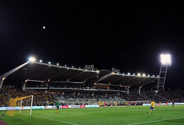 
                <strong>Puskás Ferenc Stadion Budapest (Ungarn)</strong><br>
                Das Bild zeigt das alte Puskás Ferenc Stadion in Budapest. Bis 2018 soll eine moderne Arena stehen, die 68.156 Plätze bieten wird. Hier finden drei Vorrundenspiele und ein Achtelfinale statt.
              