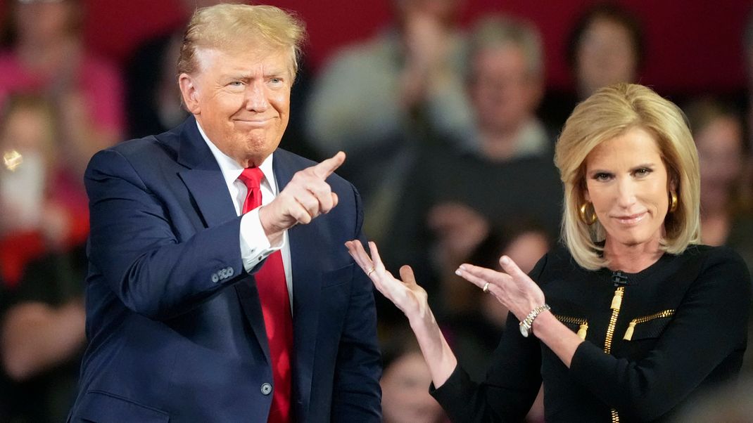 Donald Trump spricht mit der Moderatorin Laura Ingraham während einer Fox News Channel Town Hall.