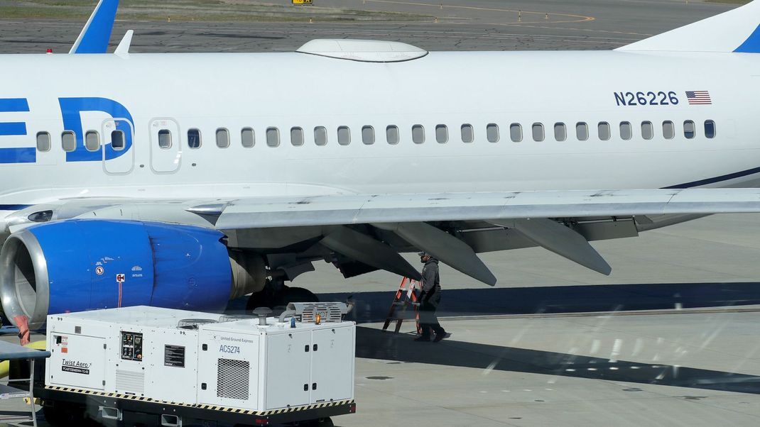 Eine Boeing 737-800 der Fluggesellschaft Southwest Airlines hatte beim Start Triebwerksverkleidung verloren, die auf die Flügelklappe traf (Symbolbild).