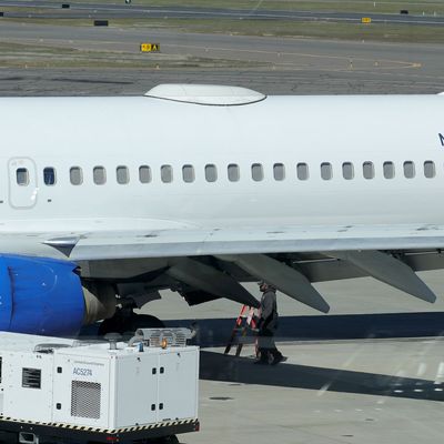 Eine Boeing 737-800 der Fluggesellschaft Southwest Airlines hatte beim Start Triebwerksverkleidung verloren, die auf die Flügelklappe traf. (Symbolbild)