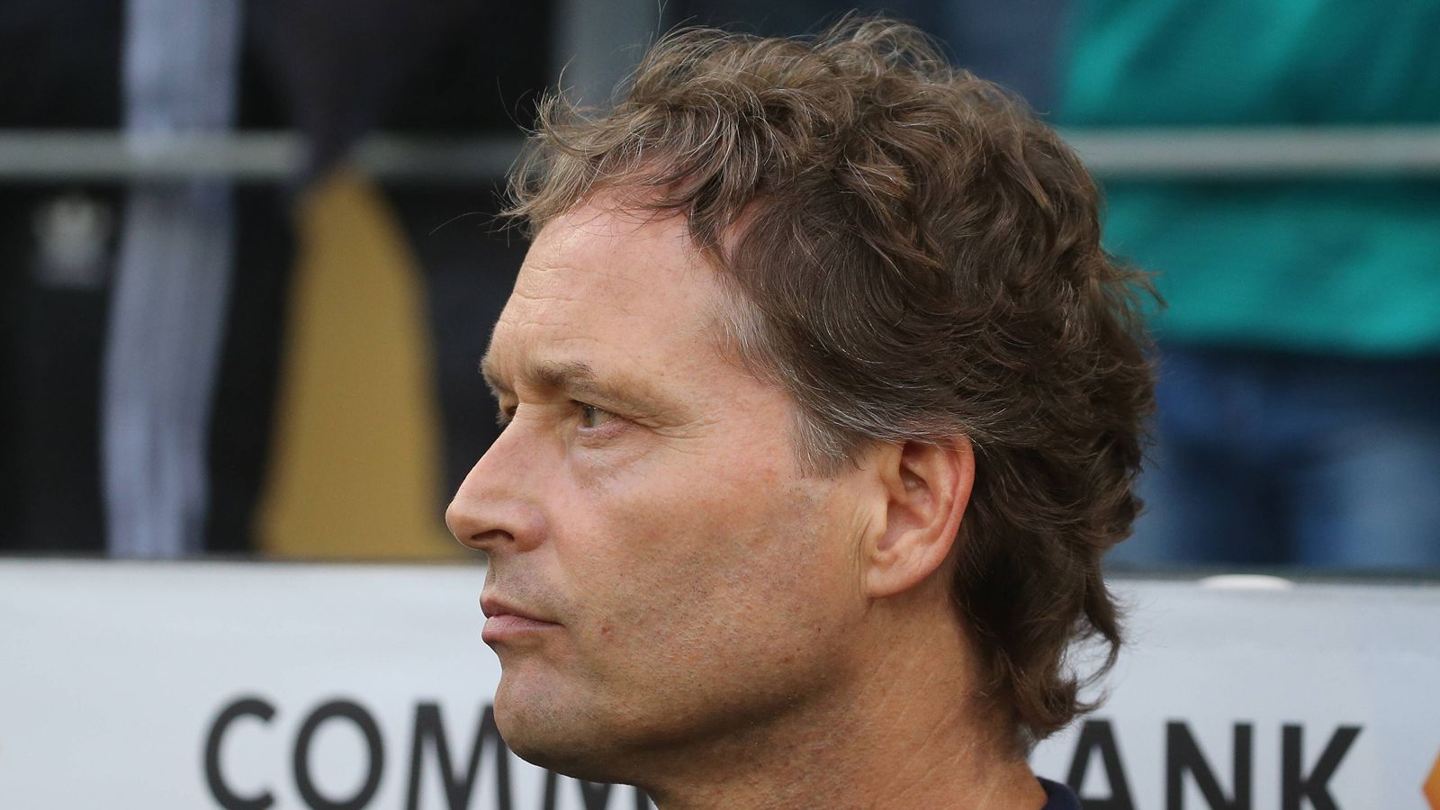 
                <strong>Gewinner: Marcus Sorg      </strong><br>
                Bislang war Marcus Sorg wohl für die meisten deutschen Fußball-Fans nur der "gesichtslose" Assistent. Viele brachten ihn freilich noch immer mit seiner misslungenen Dienstzeit beim SC Freiburg in Verbindung, wo er nach nur einem halben Jahr entlassen wurde. Doch durch die beiden Länderspiele, in denen Sorg den verletzten Joachim Löw als Cheftrainer vertrat, hat er enorm an Profil gewonnen. Ohne sich allzu sehr in den Vordergrund zu drängen, führte er die DFB-Elf zu zwei souveränen Siegen und sorgte mit der richtigen Ansprache dafür, dass die Mannschaft auch nach Führung immer auf dem Gaspedal blieb und nie nachließ.
              