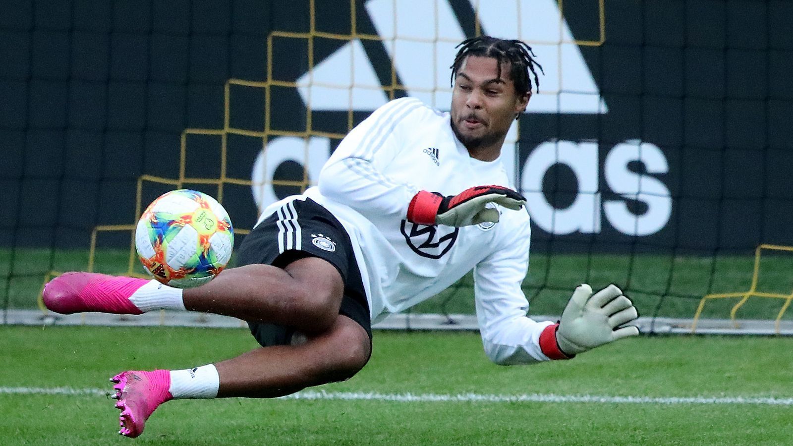 
                <strong>Angriff: Serge Gnabry</strong><br>
                Kann sogar als Torhüter spielen, wie Gnabry im Training der Nationalelf bewies (siehe Foto). Wird seine Vielseitigkeit gegen Argentinien aber auf die offensiven Positionen beschränken. Vermutlich wird ihn Löw vornehmlich auf dem rechten Flügel seine Sprints anziehen lassen. Oder vielleicht doch als falsche Neun, oder kommt Gnabry wie gegen Tottenham hauptsächlich über links? Er wird auf jeden Fall von Beginn an spielen. 
              