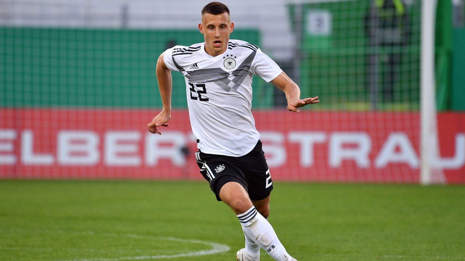 
                <strong>SV Werder Bremen - 6 Spieler</strong><br>
                A-Nationalmannschaft: Maximilian Eggestein (Foto)U21: Johannes EggesteinU19: Luca Plogmann, Jean-Manuel MbomU17: Lasse Rosenboom, Nick Woltemade 
              