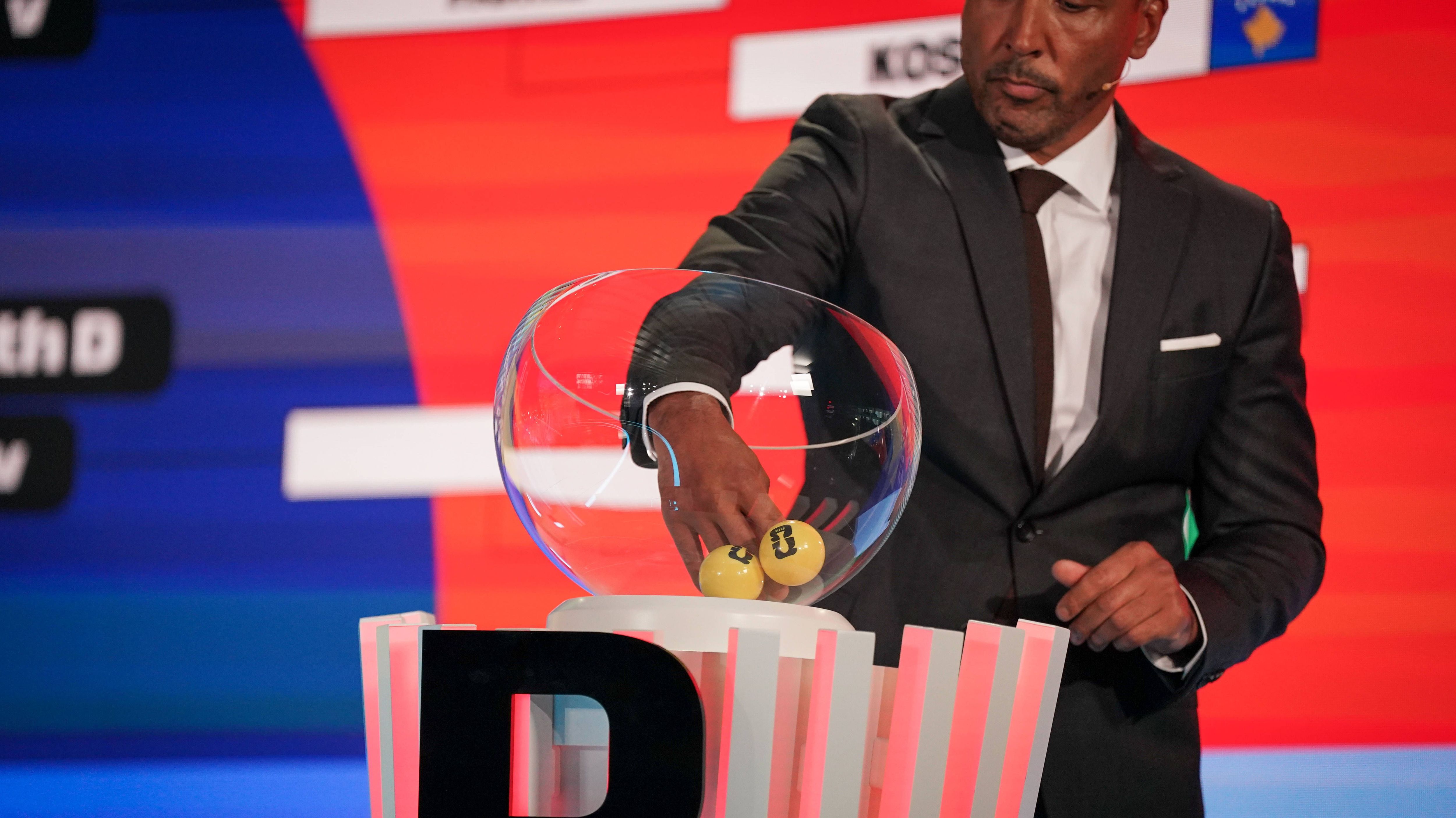 <em><strong>Kuriose Gruppenkonstellationen vor der WM-Auslosung</strong><br>Von der teuersten bis zur günstigsten Mannschaft, von kleinen Staaten bis zu Fußballgroßmächten: <strong>ran</strong> hat sich die kuriosesten und spannendsten Gruppenkonstellationen einmal genauer angeschaut. Welche Hammer-Gruppen sind möglich? Welche Teams reisen am weitesten zum Finale in New York? Und welche liegen direkt neben Mexiko City? Alles unter den Regeln: nur ein Team pro Topf, pro Konföderation nur eins (außer bei der UEFA, da sind es zwei). Die Auslosung findet am 5. Dezember 2025 statt.</em>