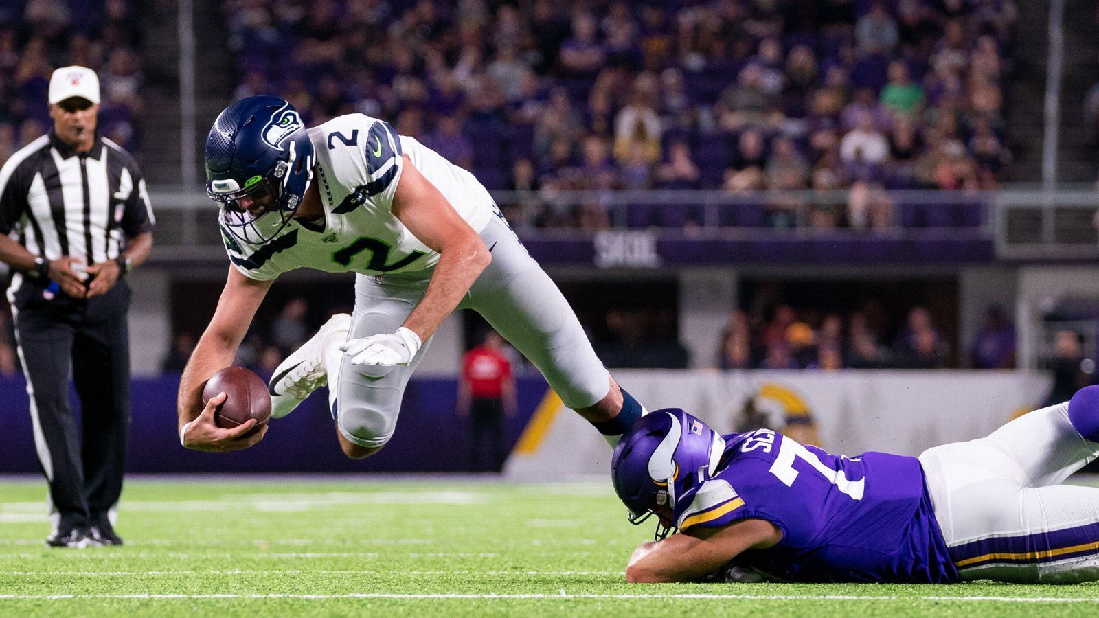 
                <strong>Preseason bei den Seattle Seahawks</strong><br>
                Fast eine ganze Saison verbrachte Lynch nach der Entlassung in Denver als Free Agent, ehe die Seattle Seahawks ihn Anfang 2019 ins Roster holten. In der Preseason stand Lynch sogar auf dem Feld, doch kurz vor Beginn der Regular Season verpasste er den Cut für den finalen Kader.
              