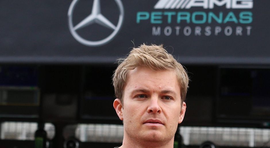 
                <strong>Nico Rosberg</strong><br>
                Mercedes hat ohne Frage ein paar Hochkaräter auf Lager. Wie wäre es mit Ex-Weltmeister Nico Rosberg? Der 32-Jährige hat zwar seine Karriere beendet, doch immerhin ist sein Vater auch in der DTM gefahren, hat sogar ein eigenes Team (Audi Sport Team Rosberg). 1995, als er bei der Fahrerparade der Tourenwagenserie mit seinem Vater auf dessen Opel saß, war Nico klar, dass er Rennfahrer werden will. Es würde sich ein Kreis schließen.
              