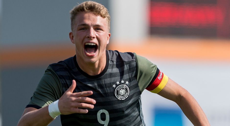 
                <strong>Fiete Arp</strong><br>
                Sturm - Fiete Arp (Deutschland): Auch Fiete Arp gehört zu den größten Talenten des Jahrgangs 2000. Seit seinem zehnten Lebensjahr ist er beim Hamburger SV und trifft nahezu wöchentlich. Genauso zum Start der Gruppenphase gegen Costa Rica, als er das zwischenzeitliche 1:0 erzielte. Gegen Werder Bremen machte er schon seinen ersten Kurzeinsatz für die Profis.
              