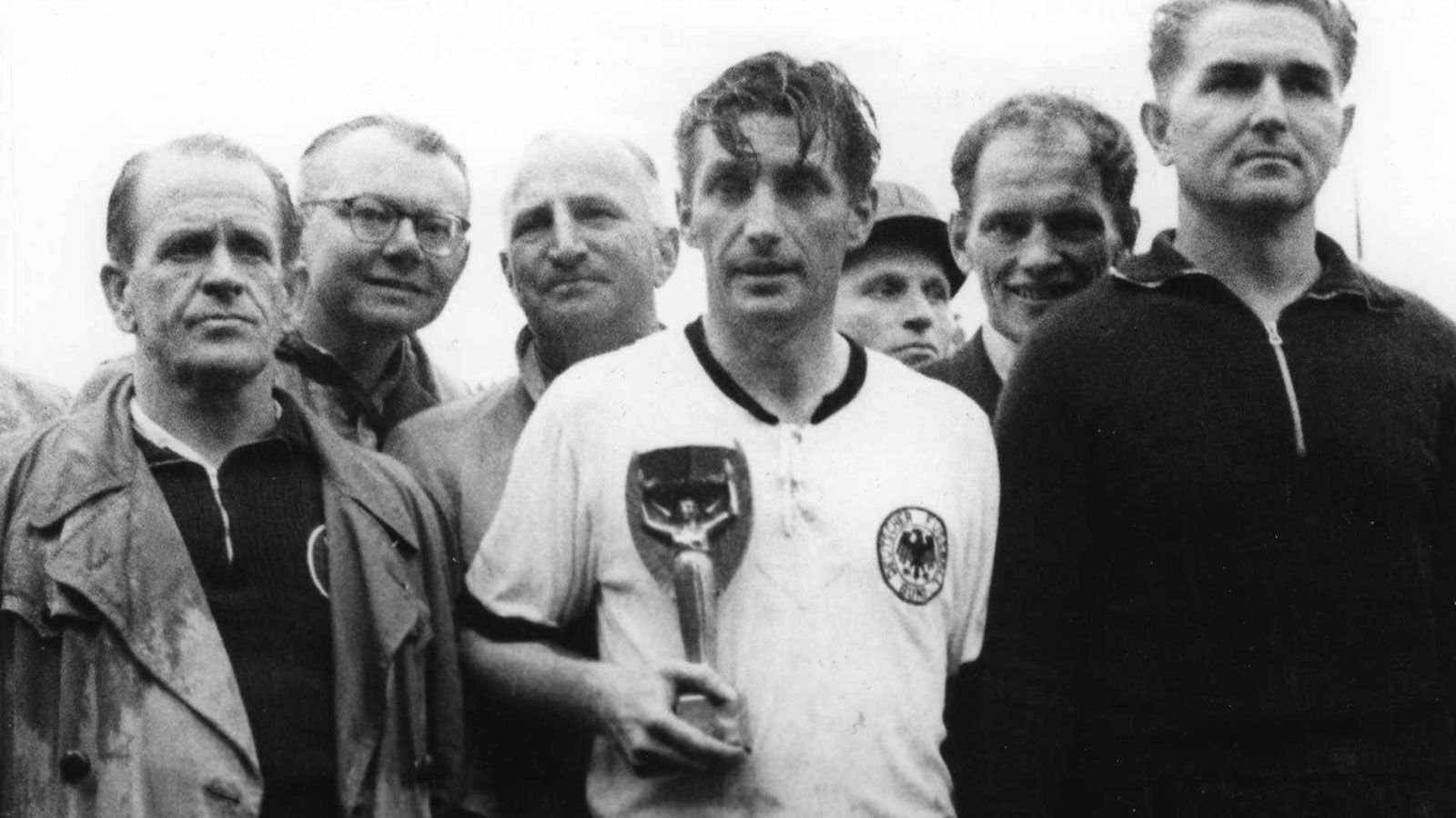 
                <strong>Fritz Walter</strong><br>
                Fritz Walter ist der Kapitän der legendären 54er DFB-Elf, die sensationell Weltmeister wird. Als verlängerter Arm von Sepp Herberger ist er unverzichtbar für den Triumph in Bern - die Initialzündung für Deutschlands erfolgreiche Fußball-Geschichte .
              