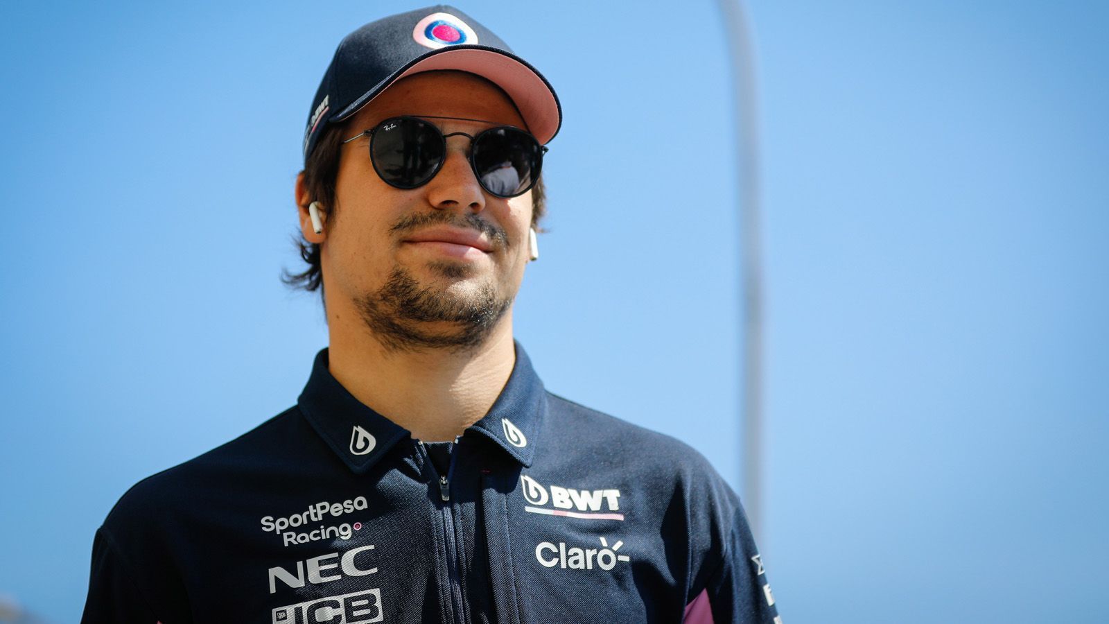 
                <strong>Lance Stroll </strong><br>
                Der Kanadier Lance Stroll fährt seit dem Jahre 2017 in der Formel 1. Zunächst war er zwei Jahre für Williams unterwegs, seit 2019 dann für Racing Point. Der Grund: Sein Vater Lawrence hat mit ein paar Geschäftsfreunden den finanziell angeschlagenen Rennstall Force India gekauft und umgetauft. Lawrence Stroll hat zuvor als Mode-Unternehmer mit Marken und Designern wie Tommy Hilfiger, Ralph Lauren und Karl Lagerfeld ein Vermögen von rund 2,7 Milliarden Euro angehäuft. Vor dem Einstieg seines Sohnes in die Formel 1 hatte er bereits einen zweistelligen Millionenbetrag in ihn investiert. Dadurch entstanden Wettbewerbsvorteile: Fahrsimulatoren wurden ihm zum Beispiel früher zur Verfügung gestellt als anderen Fahrern.   
              