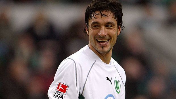 
                <strong>Tomislav Maric</strong><br>
                Als Zweitliga-Torschützenkönig 2000 wechselte er im Sommer von den Stuttgarter Kickers zum VfL Wolfsburg. In der Saison 2001/2002 stellte er den Rekord von Lothar Emmerich ein, als er an vier Spieltagen in Folge einen Doppelpack erzielte. Diese und die folgende Saison waren mit jeweils zwölf Toren seine besten in der Bundesliga, anschließend konnte er nicht mehr daran anknüpfen.
              