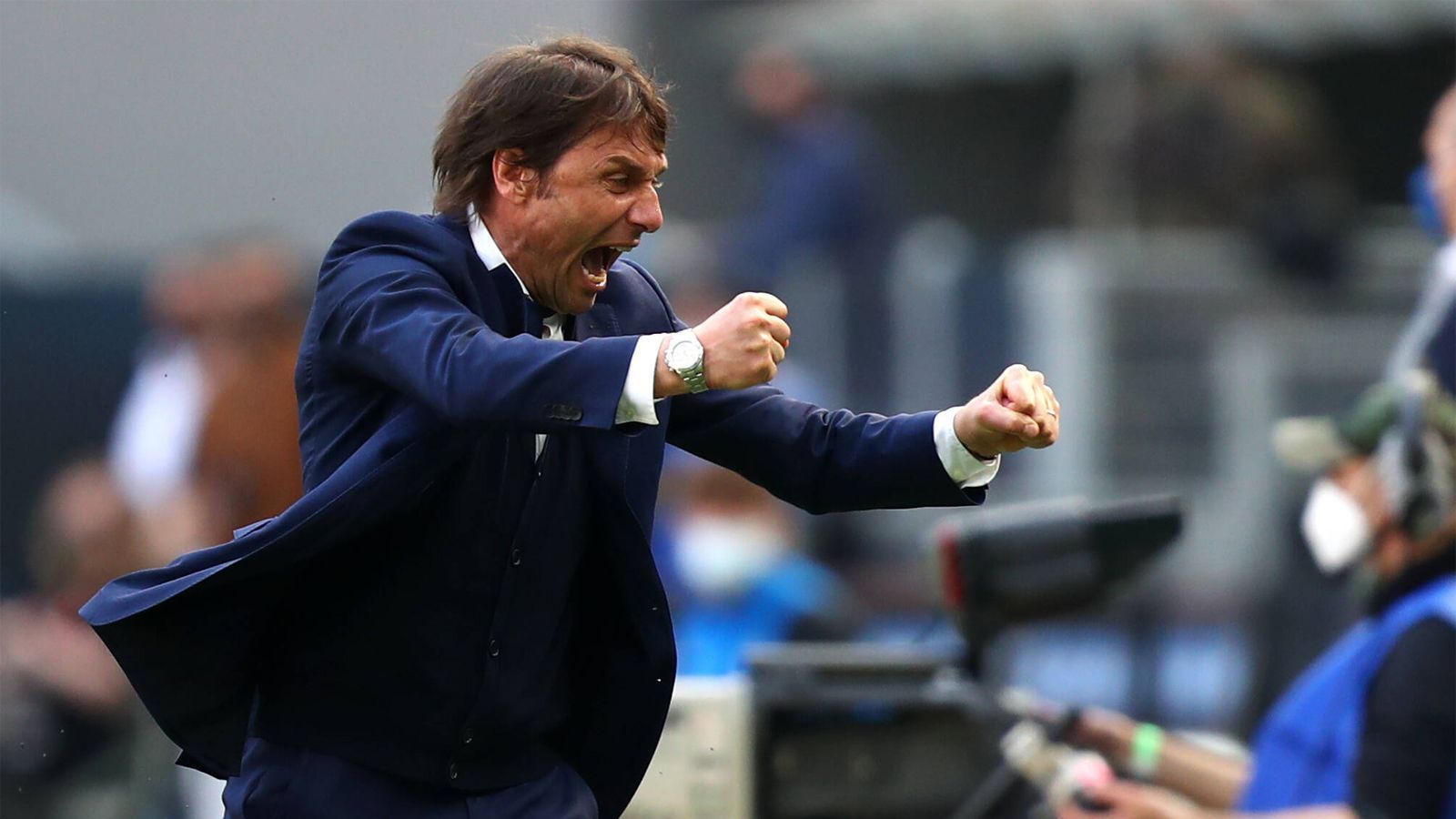 
                <strong>Antonio Conte: Emotional, besessen und erfolgreich</strong><br>
                Seine Art ist unverkennbar. Antonio Conte springt, rennt und schreit an der Seitenlinie, was das Zeug hält. Der 51-Jährige gilt als Taktikfuchs, schafft es aber ebenso, seine Emotionen auf die Spieler zu übertragen. Nach einem Zerwürfnis mit der Klubführung dachte der Italiener vor der Saison bereits über einen Abschied nach, nun schenkt er Inter die ersehnte Meisterschaft. Für ihn persönlich ist es bereits die vierte, mit Juventus hatte er zwischen 2012 und 2014 bereits dreimal triumphiert. 
              