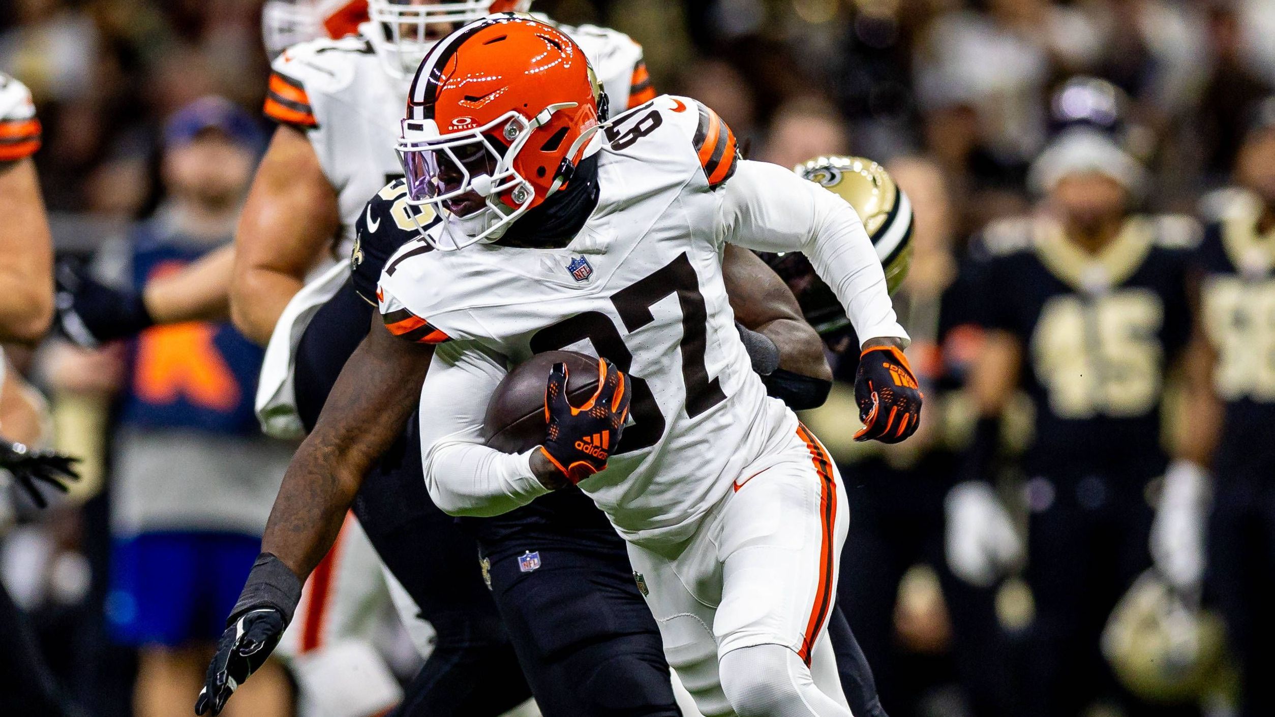 <strong>Kadarius Toney (Cleveland Browns)</strong><br>Die Cleveland Browns haben sich von Wide Receiver Kadarius Toney getrennt, nachdem ihm beim 14:27 gegen die Pittsburgh Steelers zwei Fehler unterliefen. Erst kassierte der 25-Jährige eine 15-Yard-Strafe für Taunting. Später patzte er bei einem Punt-Return, sodass die Steelers den Ball zurückeroberten. Toney gewann mit den Kansas City Chiefs zweimal den Super Bowl, überstand allerdings vor der Saison nicht den Kader-Cut.