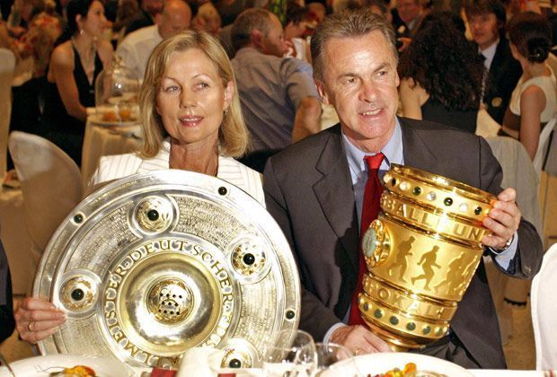 
                <strong>Double-Gewinn</strong><br>
                Ein Jahr später beendet Hitzfeld seine Karriere beim FC Bayern mit dem Double...
              