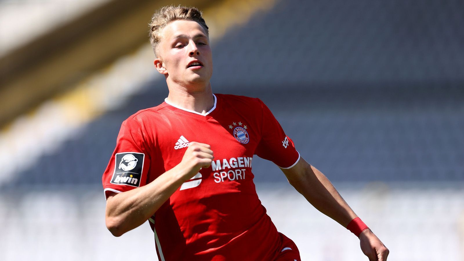 
                <strong>Jann-Fiete Arp</strong><br>
                Jann-Fiete Arp konnte einem schon fast leid tun. Als die Sturmhoffnung 2019 vom Hamburger SV kam, war er schon beim Zweitligisten nicht mehr erste Wahl. Doch die Bayern hatten den Deal bereits im Vorjahr eingefädelt. In München reichte es für Arp nur für die zweite Mannschaft. Im Sommer 2022 wurde er ablösefrei an an den Zweitligisten Holstein Kiel abgegeben. Brazzo-Note: 6
              