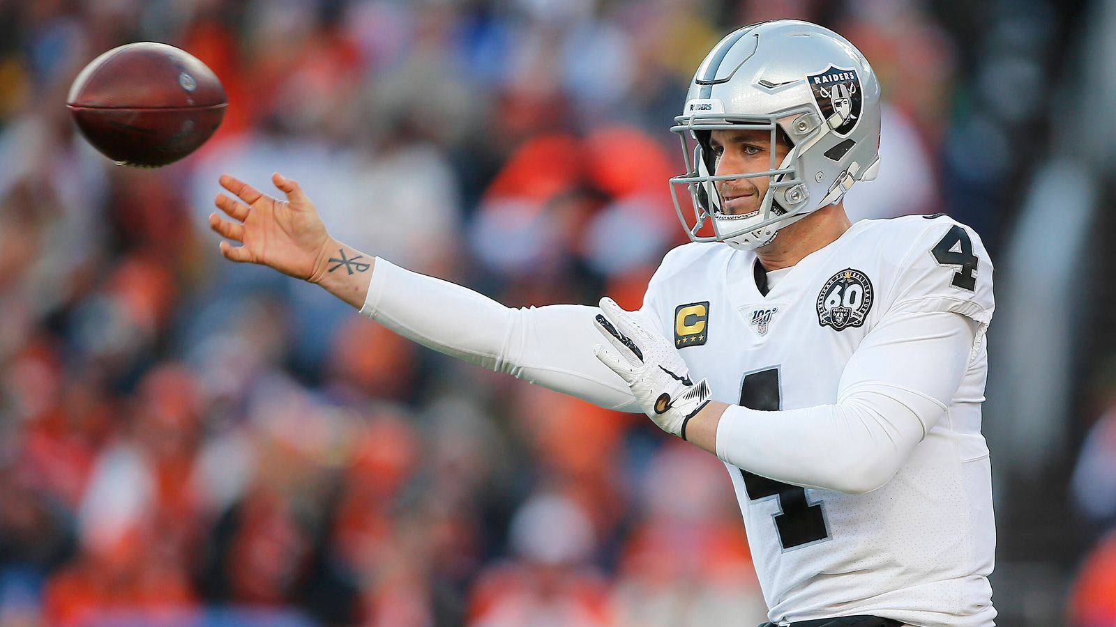 
                <strong>Derek Carr (Las Vegas Raiders)</strong><br>
                Einen hochdotierten Vertrag hat Derek Carr bereits abgestaubt, doch wie lange kann sich der Quarterback als Starter in der Liga halten? Nachdem Carr 2016 noch auf MVP-Level spielte und so einen Fünfjahresvertrag in Höhe von 125 Millionen Dollar bekam, ließ der 29-Jährige seit 2017 deutlich nach und agiert mittlerweile nur noch auf durchschnittlichem Niveau. Die Raiders reagierten auch darauf und verpflichteten in der Offseason Marcus Mariota, um Carr unter Druck zu setzen. Folgt keine Steigerung, könnten die Raiders Carr 2021 mit einem Dead Cap von 2,5 Millionen Dollar entlassen. 
              